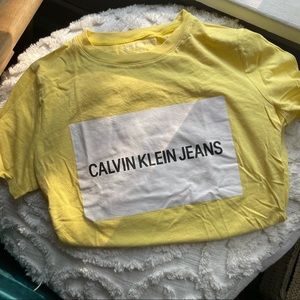💛 Calvin Klein Graphic Tee!